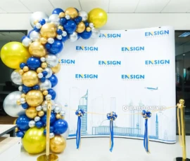 backdrop balon untuk acara grand opening toko